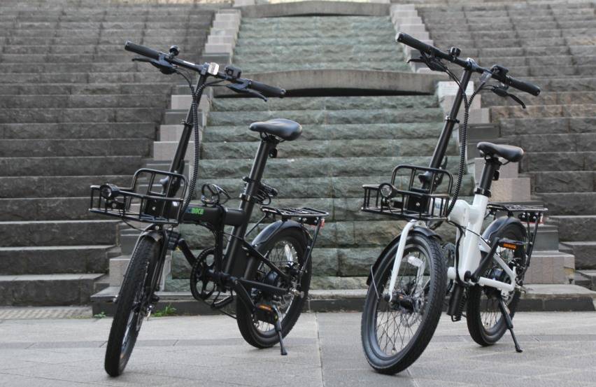 黒と白の折りたたみ電動アシスト自転車