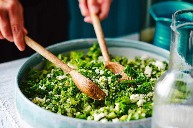 Salade verte aux herbes et à la feta (<i>maroulosalata</i>)
