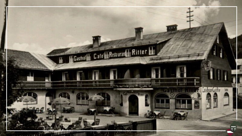 🏔️ Damals wie heute – ein Ort der Gastfreundschaft.

🕰️Diese Aufnahme zeigt den „Ritter“ um das Jahr 1930. Damals noch als Gasthof, Café und Restaurant bekannt, war unser Haus schon ein beliebter Treffpunkt für Reisende, Einheimische und Sommerfrisch