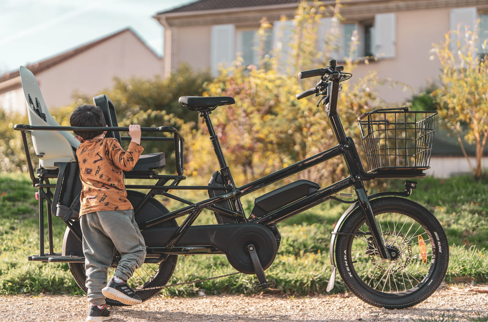 Un vélo cargo longtail électrique pour simplifier les déplacements en famille