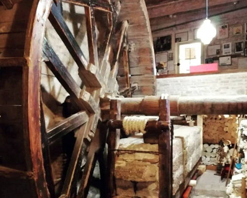 Tour enogastronomici Santarcangelo di Romagna: Aperitivo con piadina e visita a un mangano del 1633