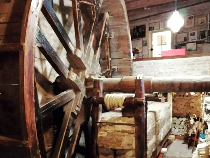 Tour enogastronomici Santarcangelo di Romagna: Aperitivo con piadina e visita a un mangano del 1633