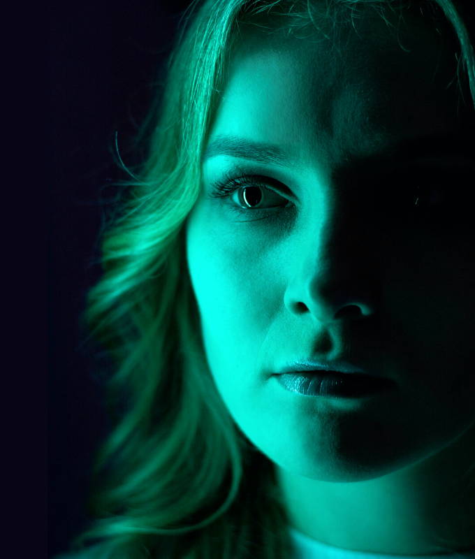 ritratto viso ragazza illuminata di verde -  Corso di fotografia online 