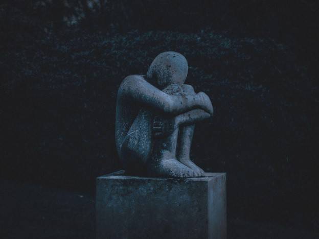 Statue depicting depressed person