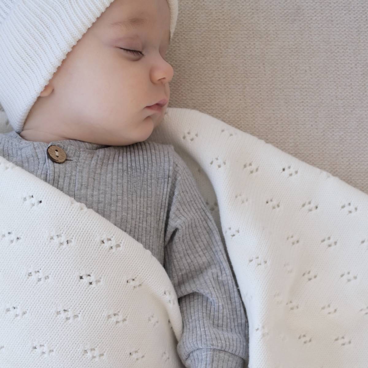 coffret cadeau bébé, couverture douce pour nouveau-né, crème bio pour toute la famille, box naissance suisse, essentiels bébé naturels, couverture tricot coton, soin hydratant bébé, coffret cadeau maman et bébé, produits bébé made in Suisse, douceur et bien-être familial