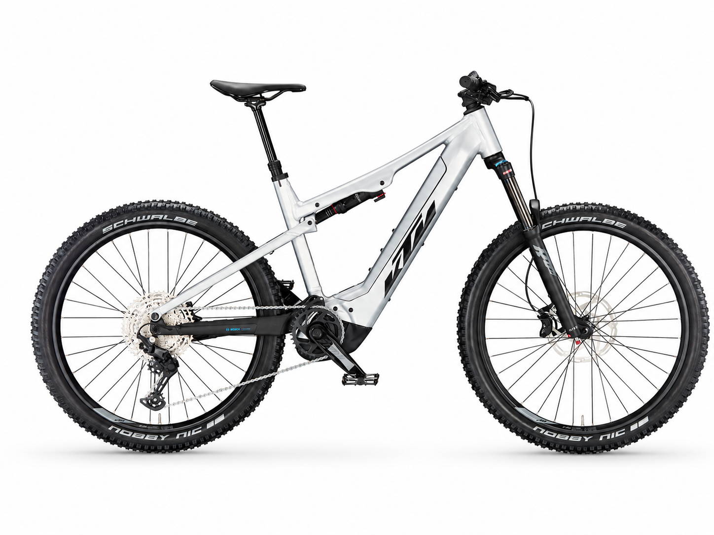 KTM Macina Lycan elektrische mountainbike met full suspension, Bosch-aandrijving, Fox-voorvork en Schwalbe Nobby Nic mountainbikebanden op witte achtergrond.