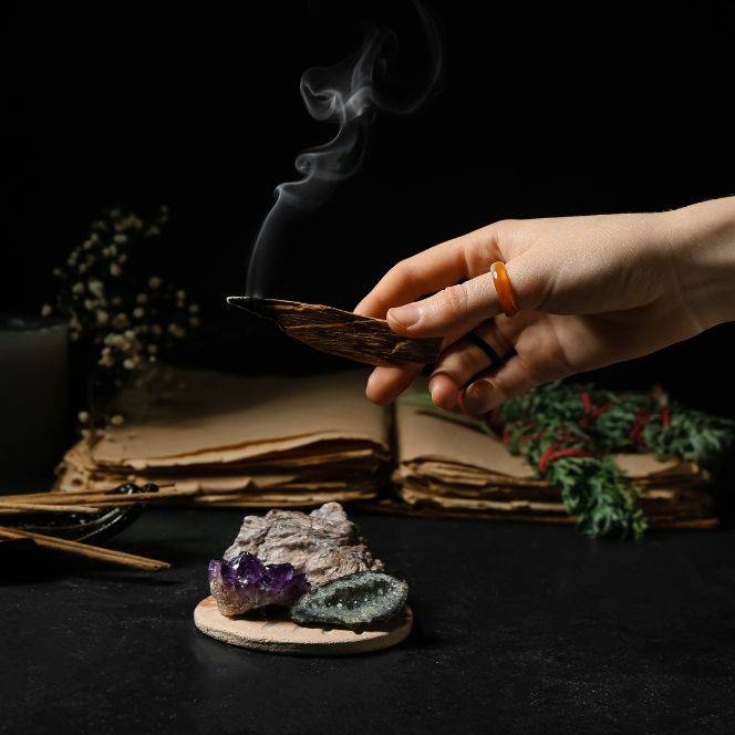 Praticienne en lithothérapie effectuant une séance énergétique avec des pierres naturelles – Hokee Minéraux