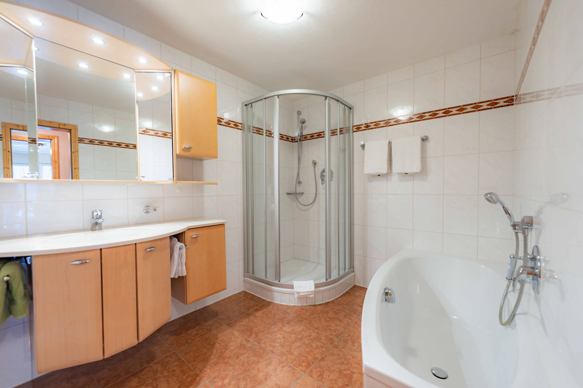 Badezimmer mit Badewanne im Apartment von Hugo & Pepi.