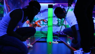 bester geburtstagde schwarzlichthelden mainz bahn logo bunt dudes ball rampe