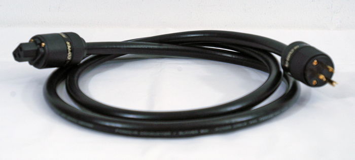 Oyaide Tunami power cable with FIM plugs
