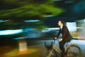 Cycliste en costume sur son vélo, image floue