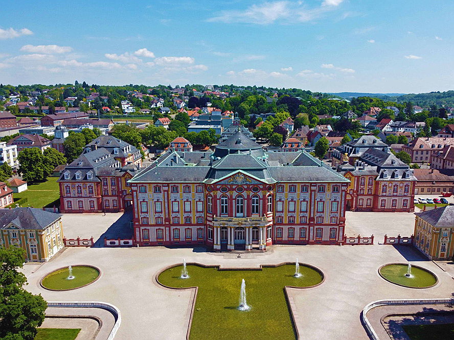  Karlsruhe
- Hier sehen Sie das Bruchsaler Barockschloss aus der Luft. Erfahren Sie mehr über den Kauf oder Verkauf eines Mehrfamilienhauses in Bruchsal.