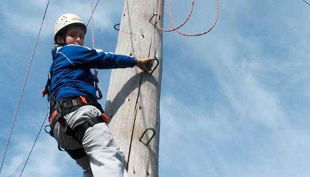 querfeldein hochseilgarten gesichert am mast hoch klettern