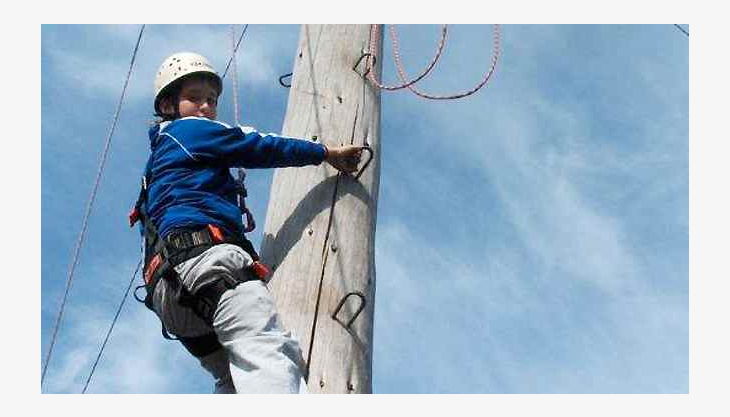 querfeldein hochseilgarten gesichert am mast hoch klettern