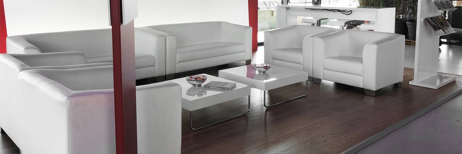3 Platz Sofa mieten weiss mit grossem Couchtisch für Messe Event