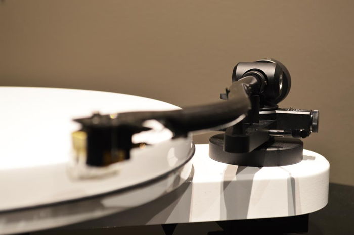 Pro-Ject RPM 1 Carbon Turntable - Gloss White