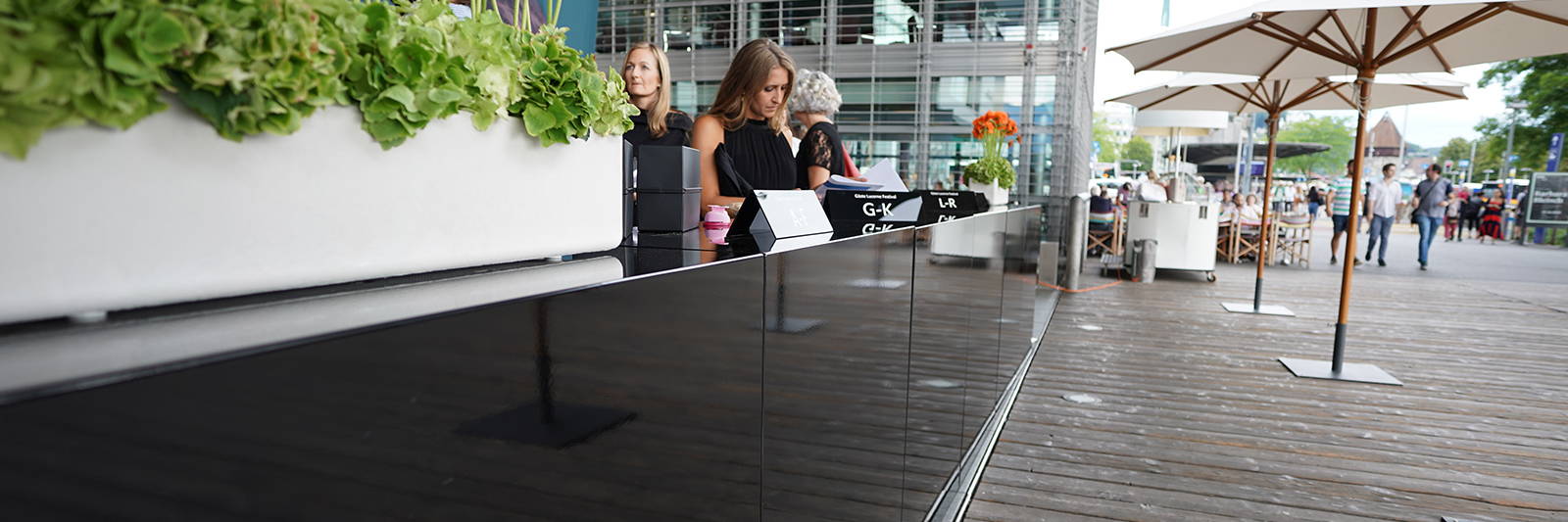 Desk & Empfangs Theke mieten für Gäste Empfang. Registierungs Desk mieten in schwarz mit Sonnenschirm