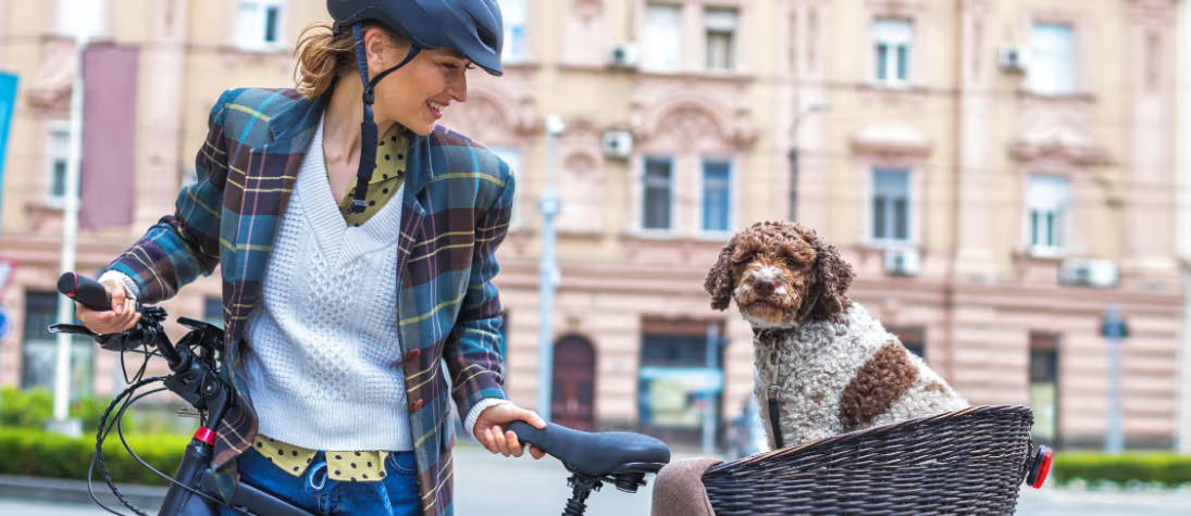vrouw met elektrische fiets en fietsmand