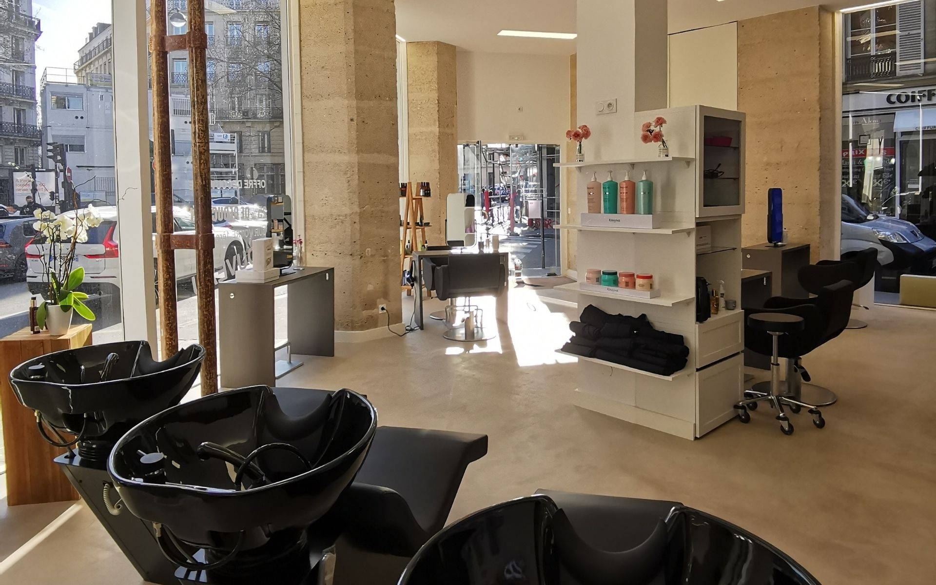 Salon Y Paris 4 – intérieur du salon de coiffure haut de gamme