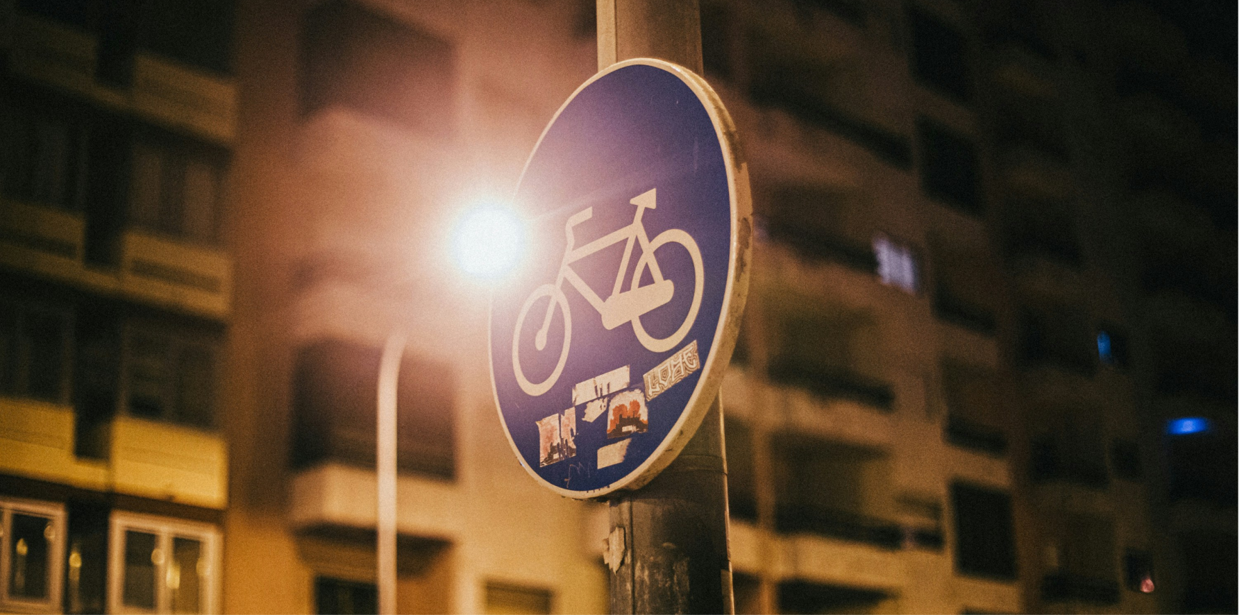 mujer usando bicicleta electrica de gravel