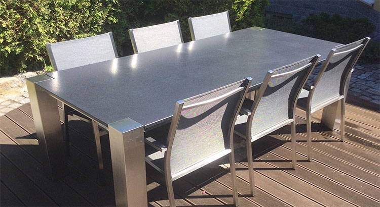 Edelstahl-Gartentisch mit Steinplatte