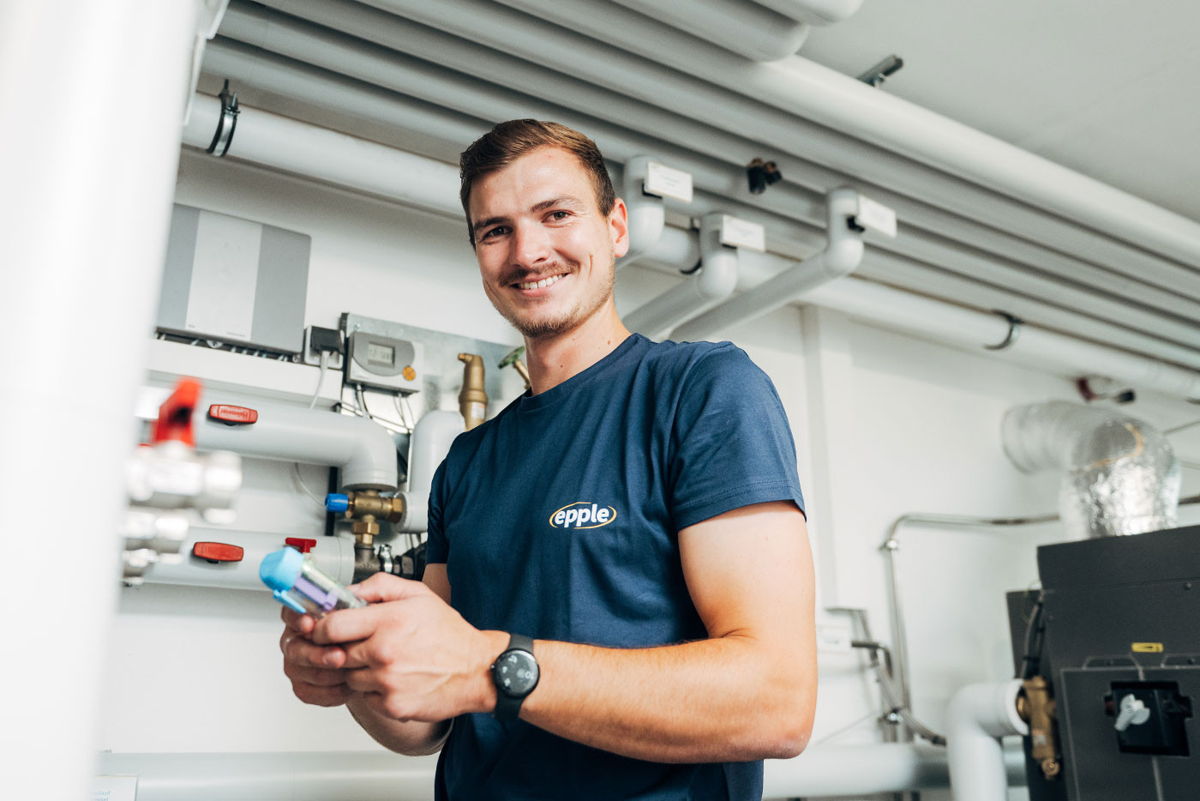 Mitarbeiter bei der Installation des Heizsystems