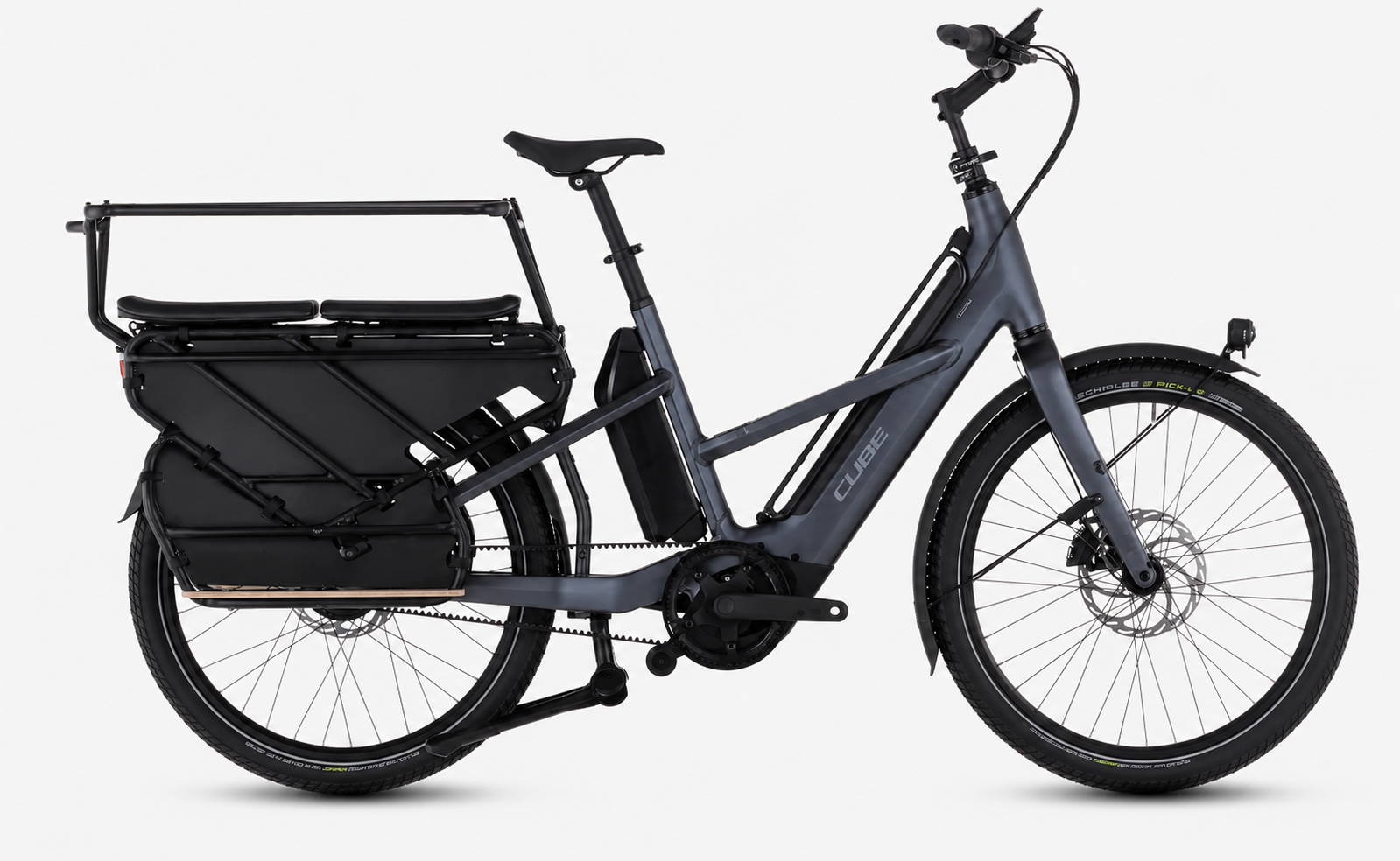 CUBE Longtail Hybrid Family 800 elektrische longtailfiets met Bosch-middenmotor, kinderzitbank en stevige achterdrager op witte achtergrond.