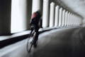 Cycliste passant par un tunnel, image floue