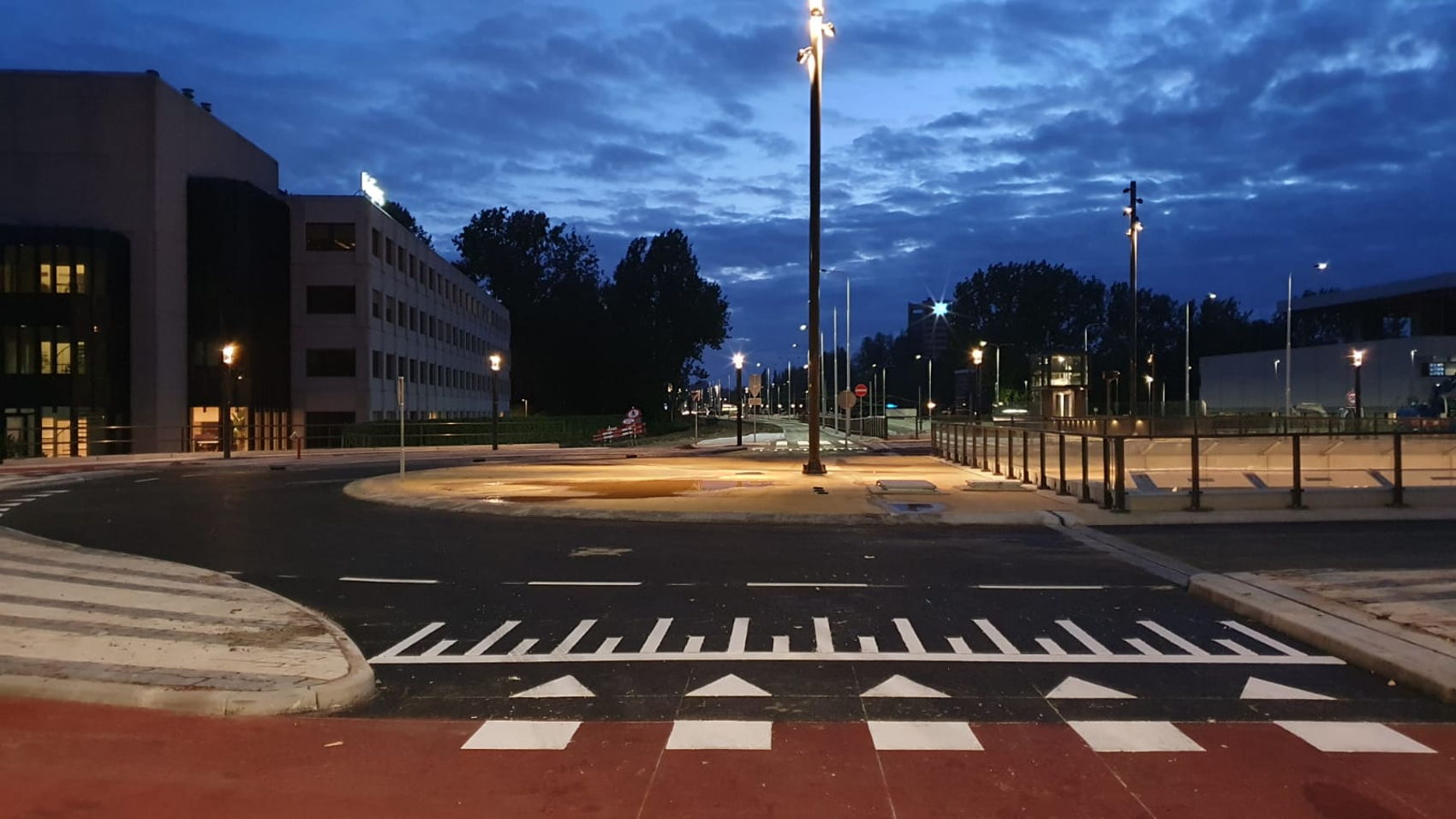 Kruispunt Zonnestein is weer open voor al het verkeer. De fietspaden langs de Beneluxbaan moeten nog wel hersteld worden. Dat gebeurt de komende weken. Kruispunt Zonnestein is weer open voor al het verkeer. De fietspaden langs de Beneluxbaan moeten nog wel hersteld worden. Dat gebeurt de komende weken.