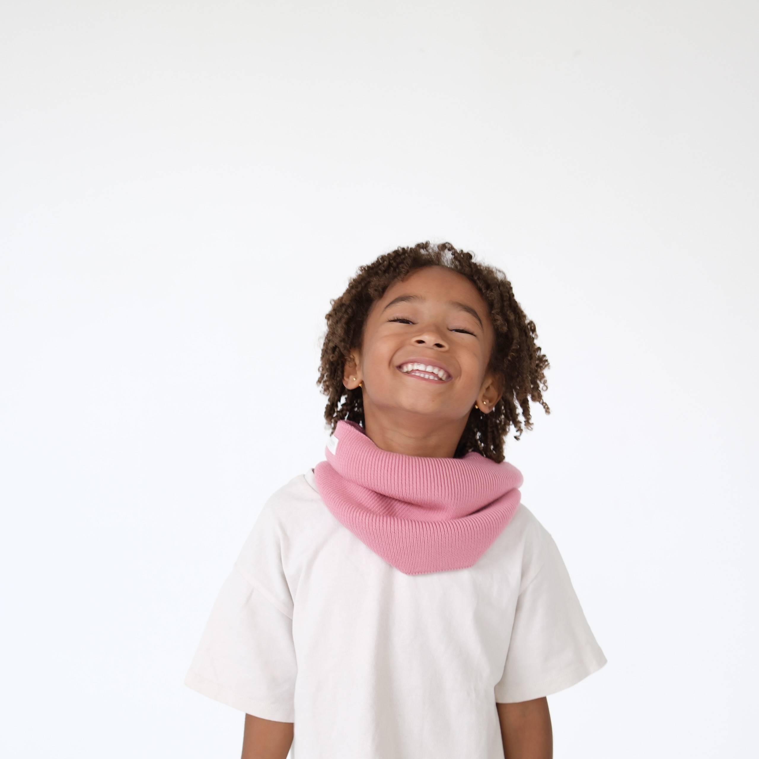 foulard pois bleu blanc élégant de la marque suisse Joli Nous, un accessoire premium pour bébé, alliant design raffiné et qualité exceptionnelle OEKO-TEX GOTS