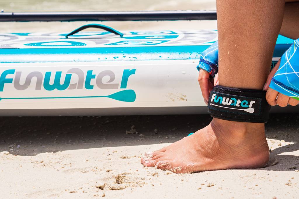 Stand-up paddleboarding Canada need use leash correctly before starting paddleboarding