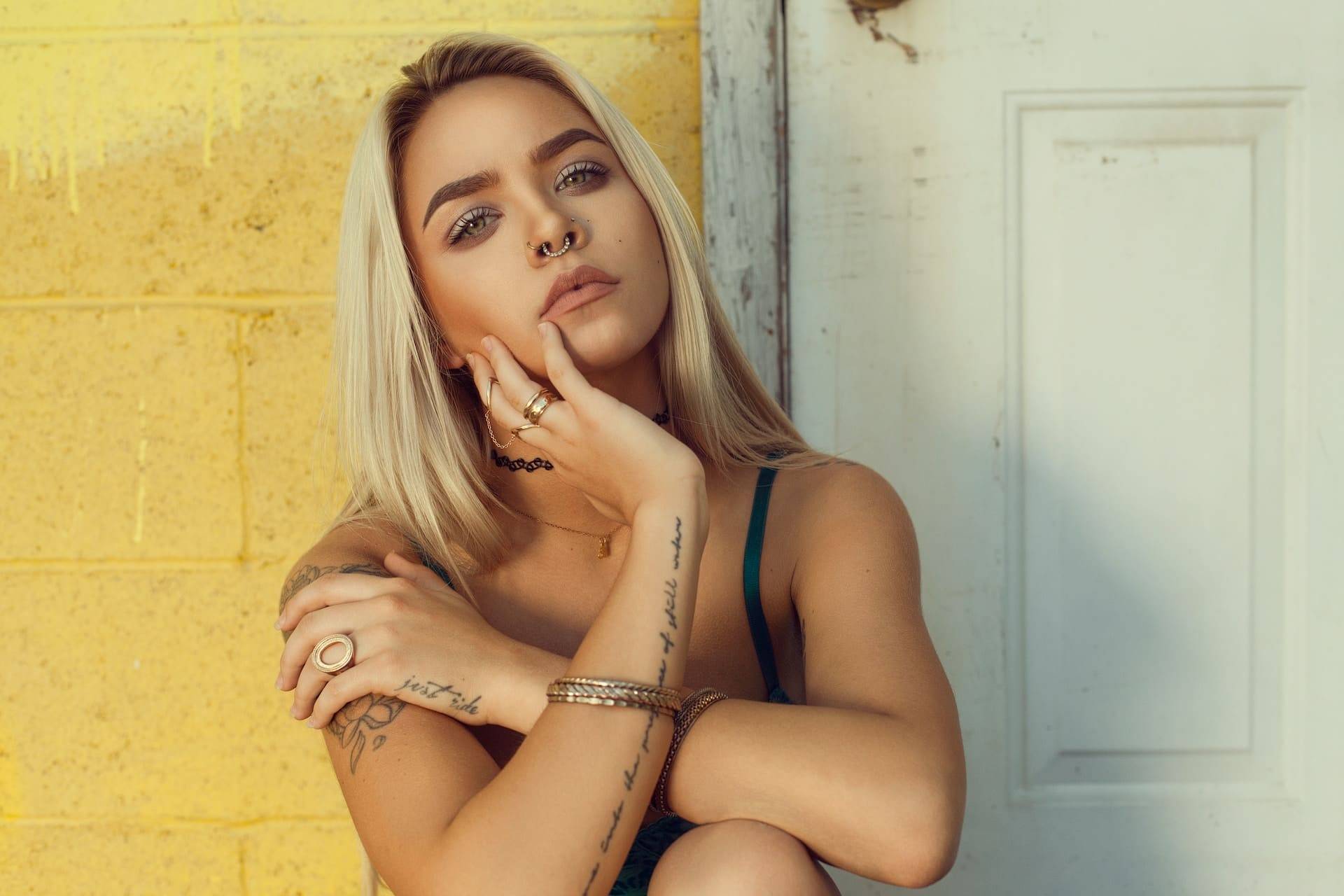 primo piano di una giovane donna. Foto scattata con una fotocamera reflex. Ottima qualità