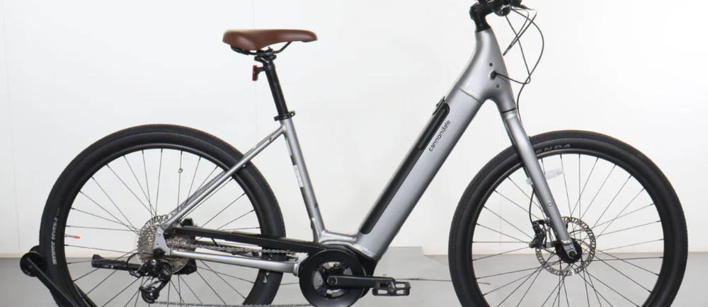 a silver Cannondale Adventure Neo 4 electric city bike