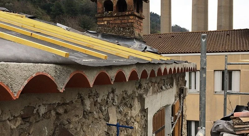 Rénovation de la couverture en tuiles romanes à Menton — photo 32 sur 34 — CEG TOITURE