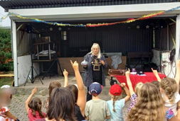 zaubershowstreckende kinder