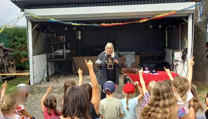zaubershowstreckende kinder