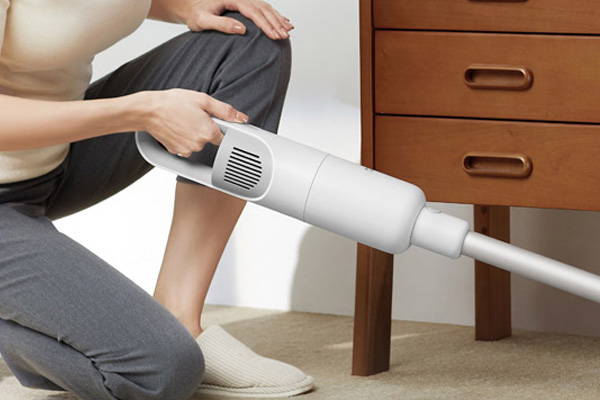 Vacuum cleaner with the U-shaped grip