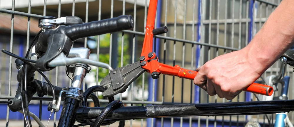 Breaking bike lock with bolt cutters