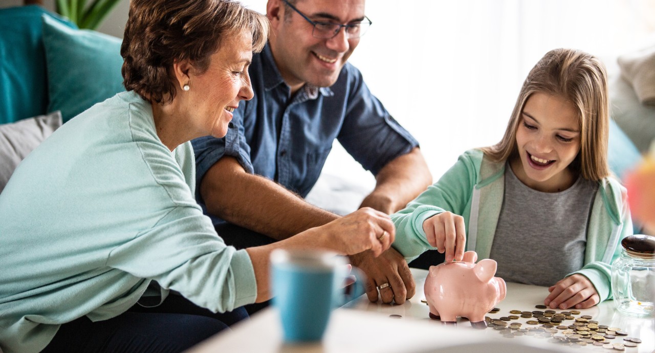 Qual a diferença entre poupar, economizar e investir? (Imagem: banco BV)