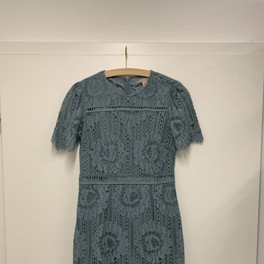 Blaugraues Kleid mit Spitzen