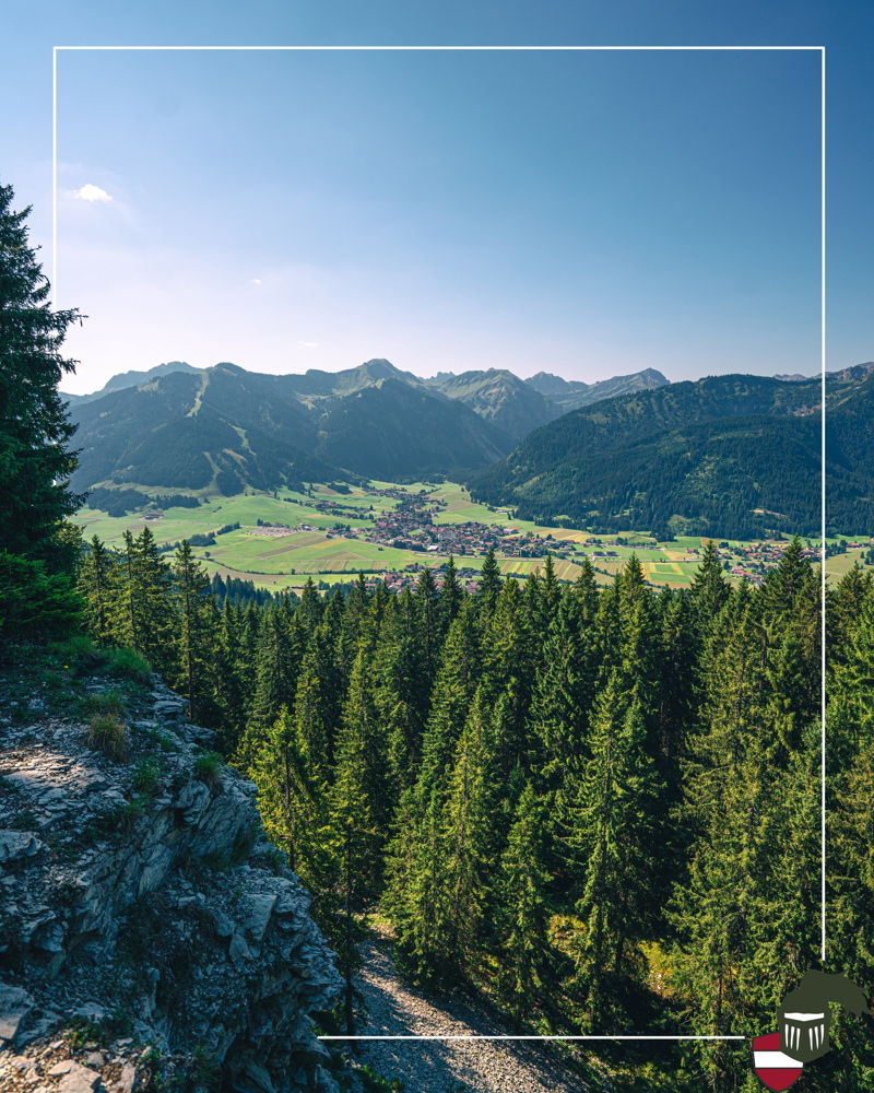 🏠 Tannheim 🏔️

Eingebettet zwischen imposanten Gipfeln, geprägt von gelebter Tradition und einer Ruhe, die man spüren kann.

Genau hier sind wir zuhause – mittendrin im Tannheimer Tal. Ein Ort, an dem die Natur den Takt vorgibt und echte Tiroler Herz