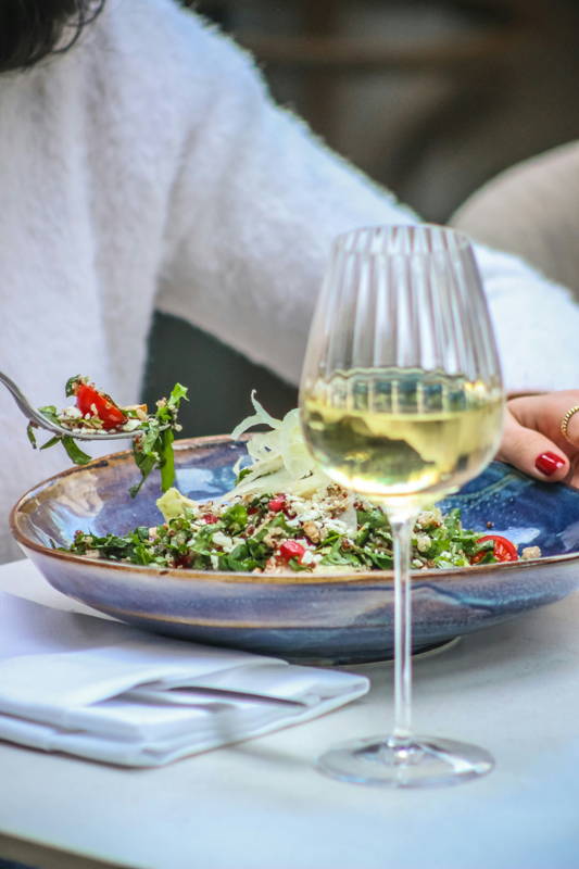 assiette de salade et verre de vin blanc