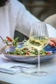 assiette de salade et verre de vin blanc