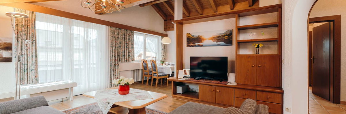 Blick vom Wohnzimmer zur Essecke.