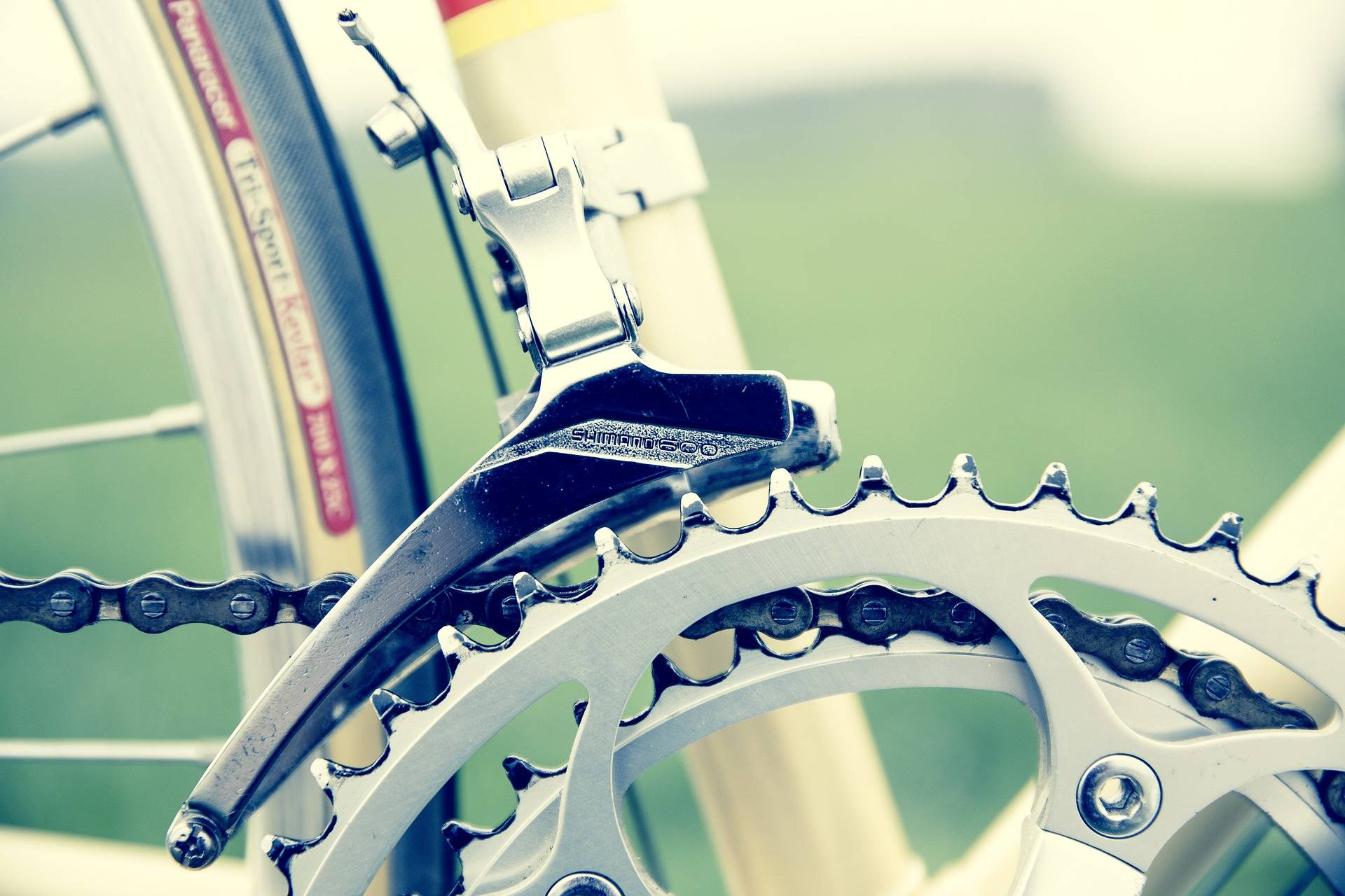 Dérailleur avant de vélo au-dessus des plateaux du pédalier