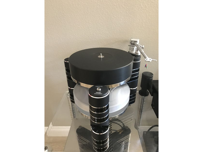 Clearaudio MASTER INMOVATION TURNTABLE WITH UNIVERSAL 12" Tonearm ( Like New Condition )