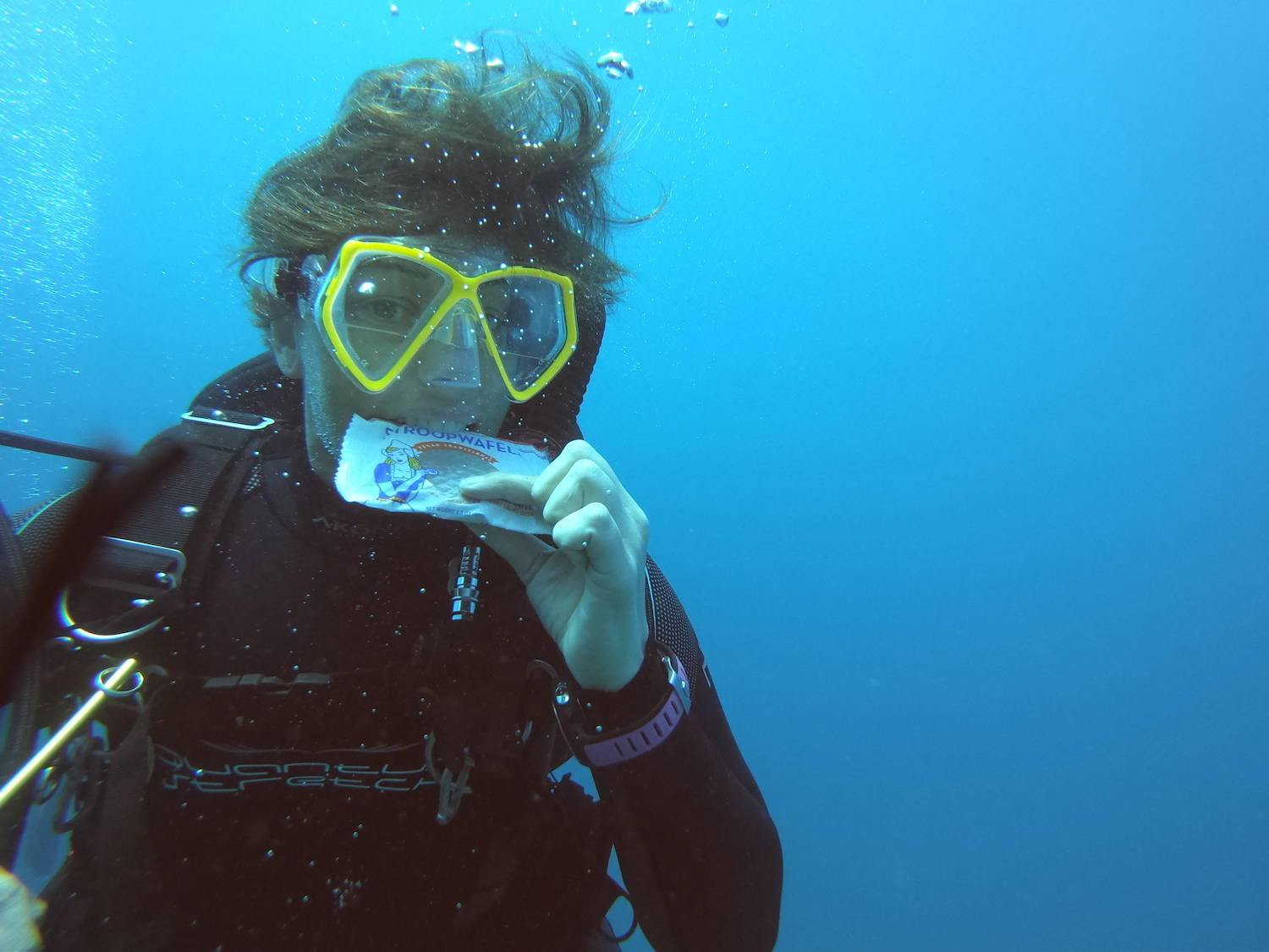 Chantal scuba diving eating a stroopwafel