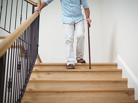  Gstaad
- Alter Mann mit Stock auf Treppe