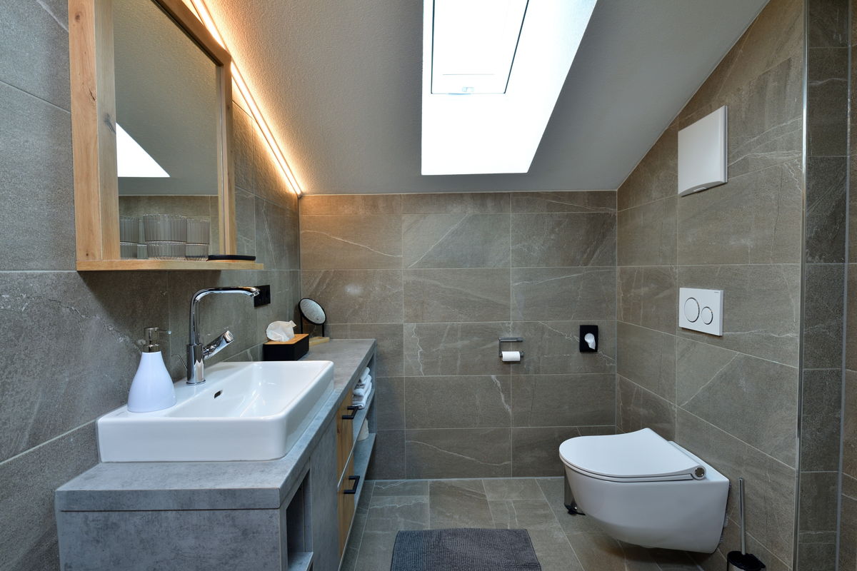Badezimmer in moderner Chalet-Ferienwohnung
