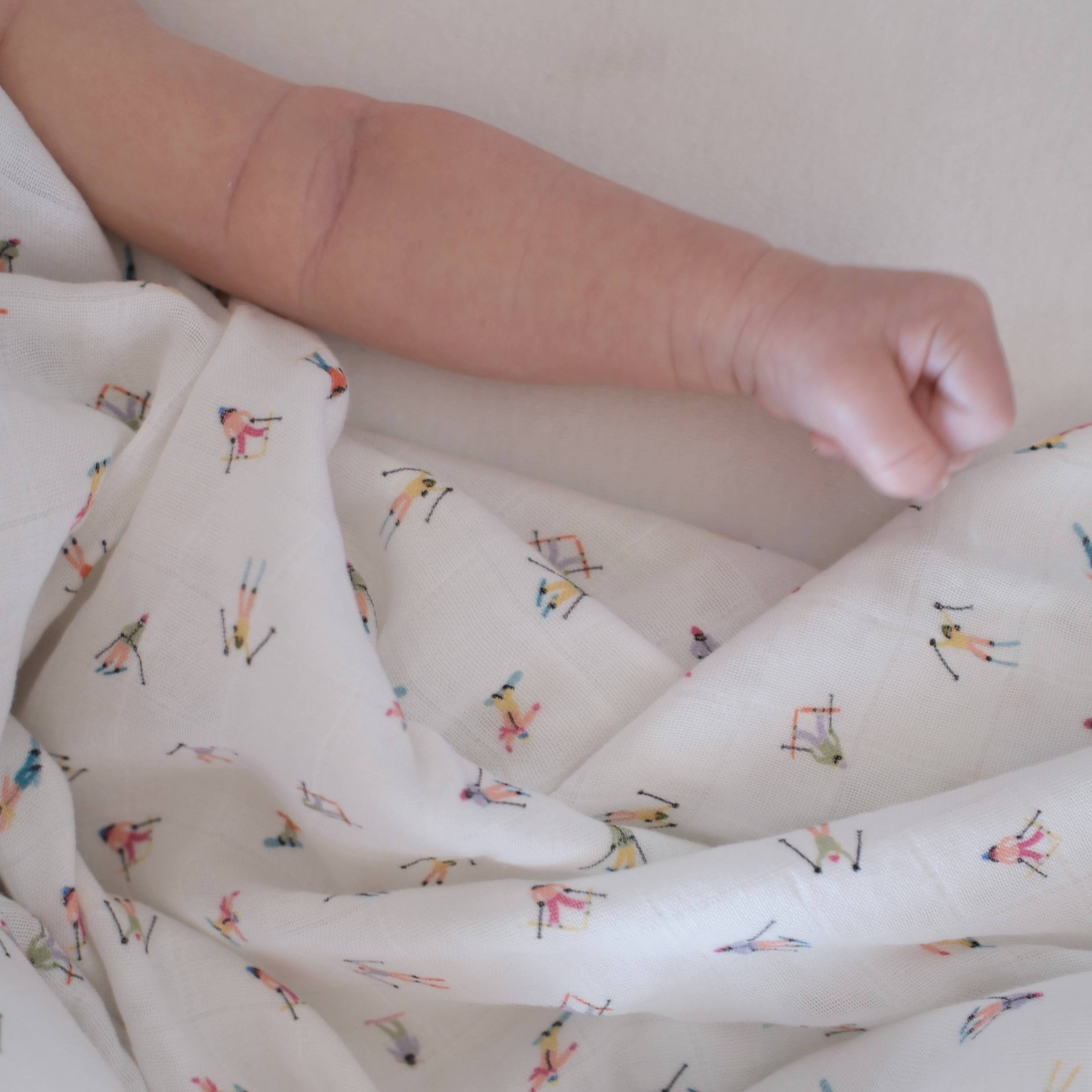 Lange XL petits skieurs et mini élégant de la marque suisse Joli Nous, un accessoire premium pour bébé, alliant design raffiné et qualité exceptionnelle OEKO-TEX GOTS